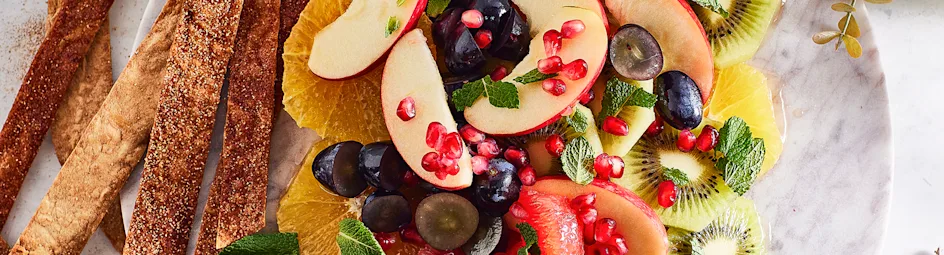 Fruitsalade met krokante kaneelrepen