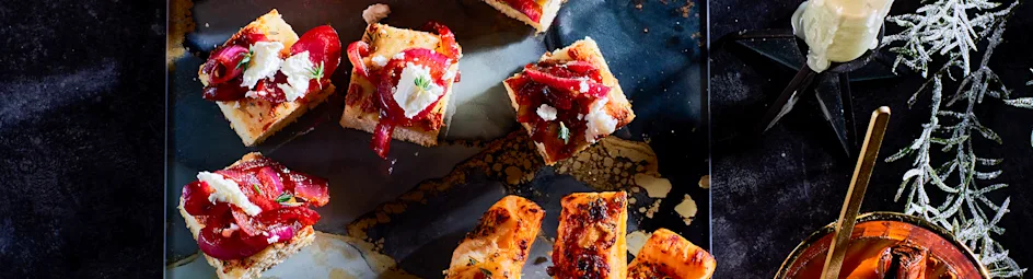 Focaccia-toastjes met gekaramelliseerde ui en feta