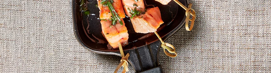 Zalmspiesje met kruidenolie