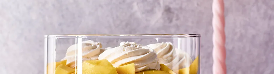 Trifle met vanillecustard, kersengelei en mango