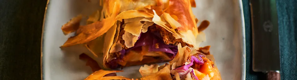 Strudel gevuld met zoete aardappel en rodekool