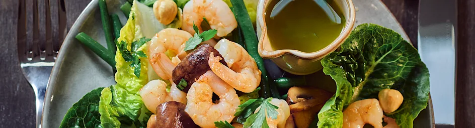 Warme garnalensalade met haricots verts en champignons