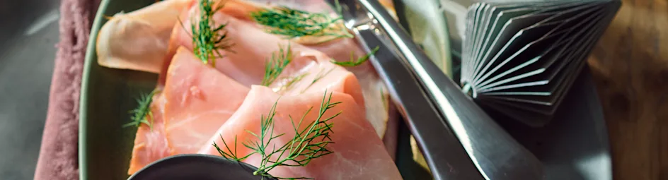Gegrilde beenham met cranberry-mierikswortelsaus