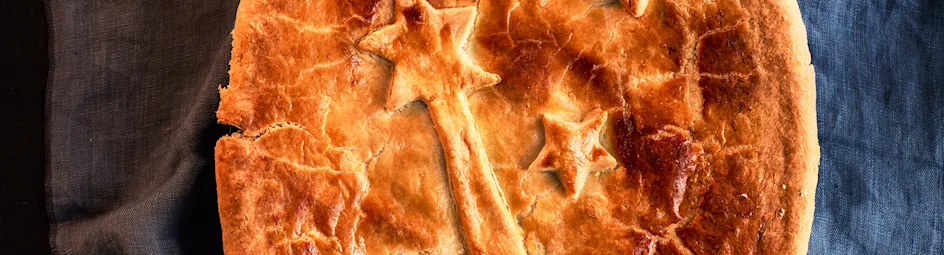 Pie met paddenstoelenragout, pompoen en aardappelpuree