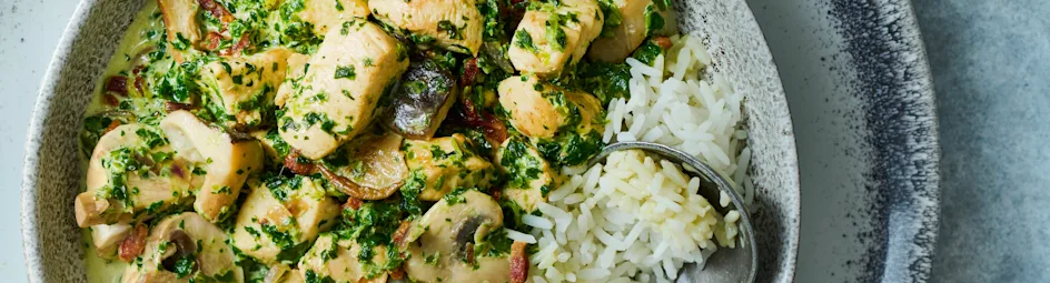 Kipfilet met rijst en paddenstoelen-roomsaus