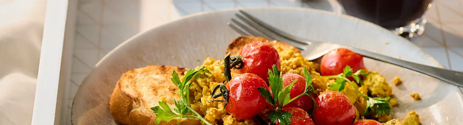 Tofu scramble met geroosterde tomaatjes