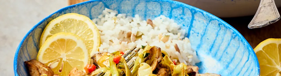 Spitskoolschotel met kip en kokos-notenrijst