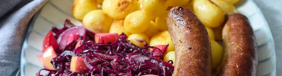 Geroerbakte rodekool met braadworst en krieltjes