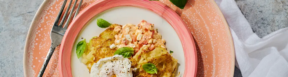 Uien-koolrösti met pittige hüttenkäse en gepocheerd ei