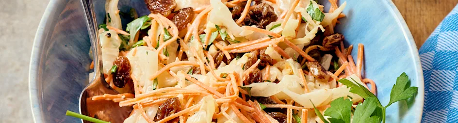 Spitskoolsalade met wortel en rozijnen