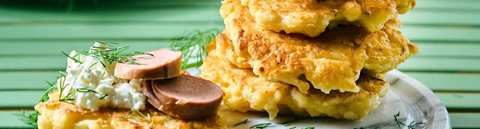Zuurkoolrösti met hüttenkäse en vega-rookworst
