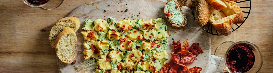 Butter board met spek, knoflook en peterselie
