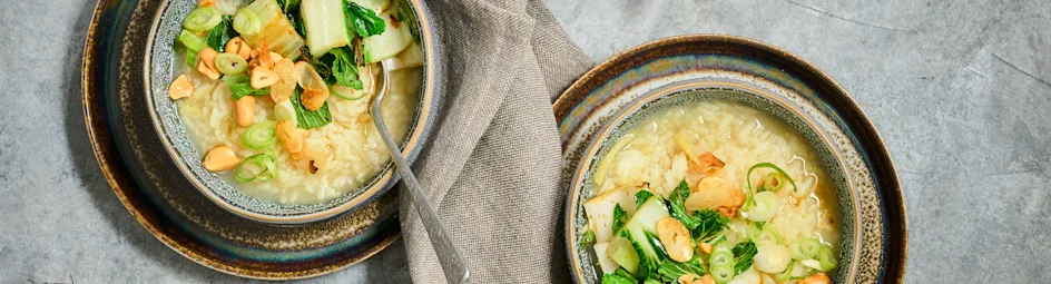 Hartige rijstsoep met paksoi en krokante knoflook