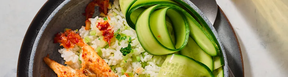 Pikante makreel met broccolirijst en zoetzure komkommer