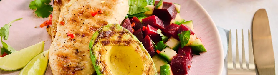 Gegrilde avocado en kip met bietensalsa