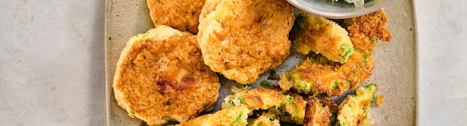 Avocadofrietjes met garnalenburgers en koolsla