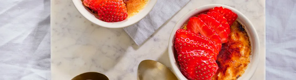 Witte-chocolade crème brûlée met aardbeien