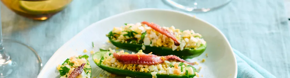 Snoepkomkommers met ei-ansjovis mimosa