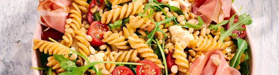 Fusilli-salade met rauwe ham en mozzarella