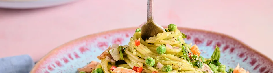 Avocado-doperwtenpasta met muntsalsa en warmgerookte zalm