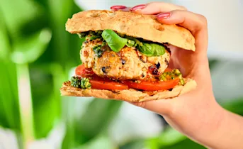 Italiaanse kipburger met focaccia