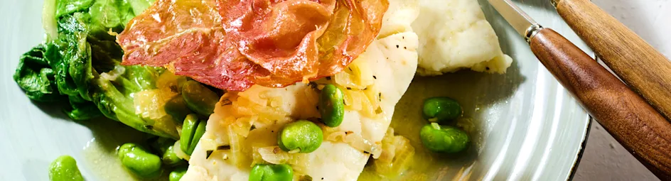 Gestoofde sla met tuinbonen, kabeljauw en krokante ham