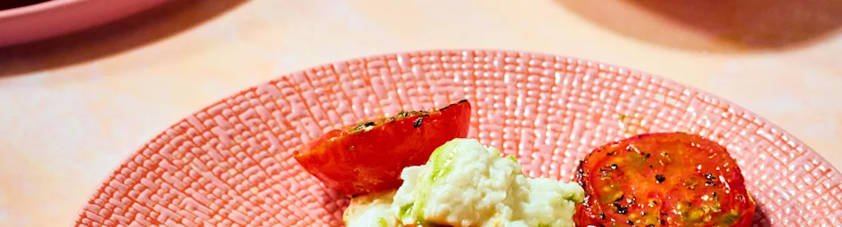 Salade caprese met geroosterde tomaat en basilicumolie