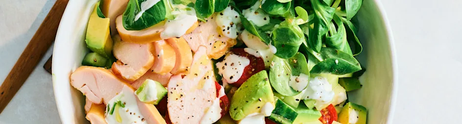 Maaltijdsalade met gerookte kip, avocado en appel