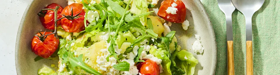 Zomerstamppot met kropsla, rucola, oventomaatjes en feta