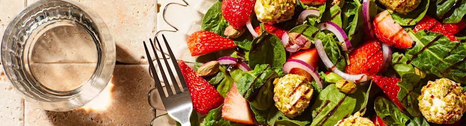 Spinaziesalade met romige balletjes en aardbei