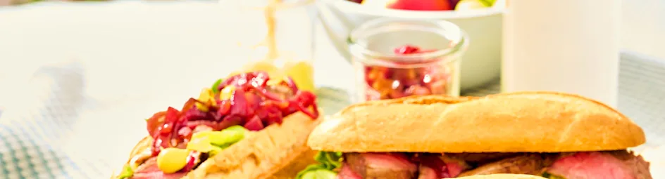 Steak sandwich met gekaramelliseerde ui