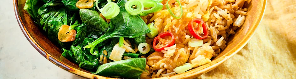 Gewokte knoflookspinazie met gebakken rijst