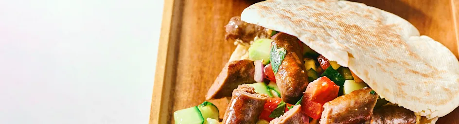 Runderworstjes met hummus en salade