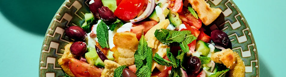 Griekse salade met gemarineerde komkommer en fetaroom