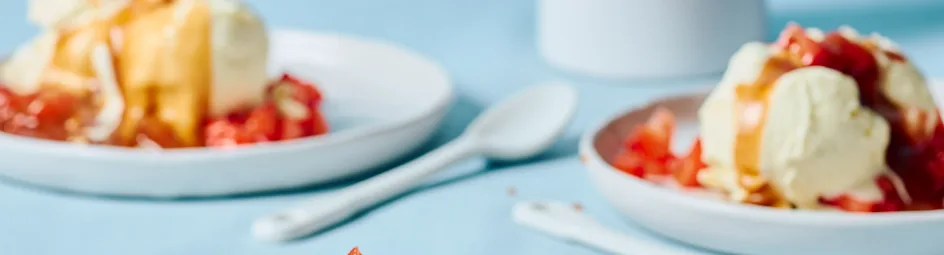 Sundae-ijs met gezouten karamel en aardbeien