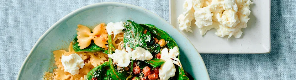 Pasta met spekjes, kappertjes en mozzarella