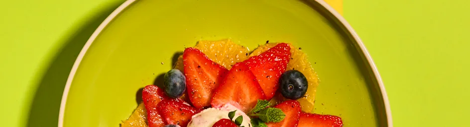 Aardbeien-sinaasappelsalade met yoghurtijs