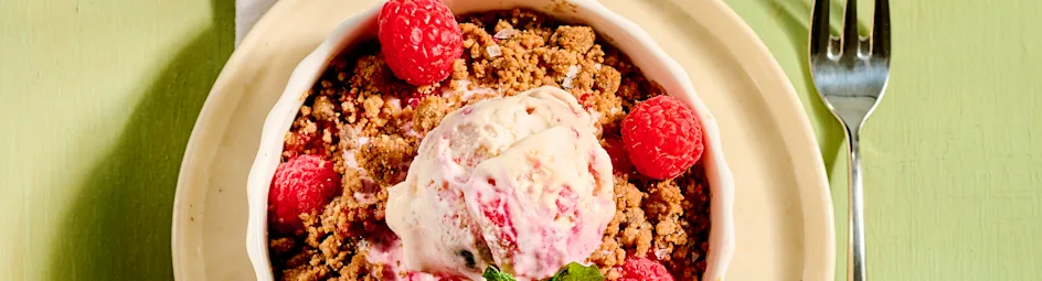 Chocolade crumble-taartjes met frambozen