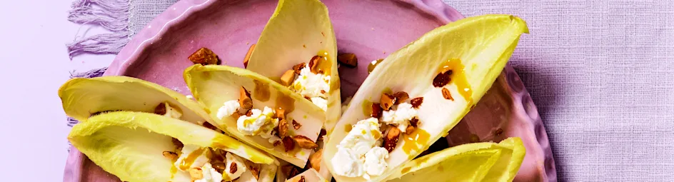 Witlofsalade met geitenkaas, amandelen en kurkumadressing