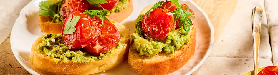 Crostini met groene olijventapenade en gepofte tomaatjes