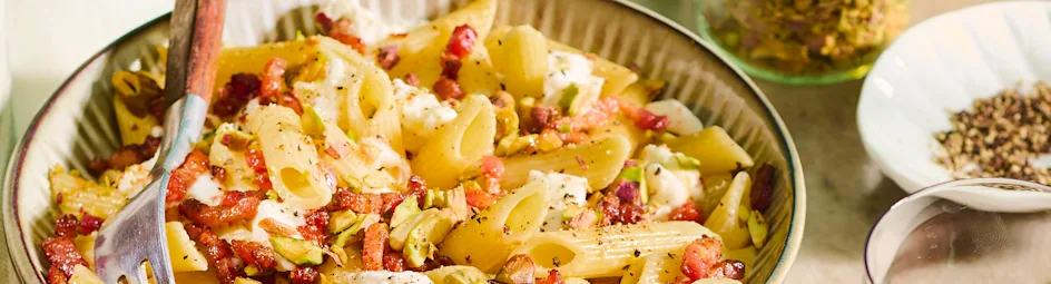 Penne met pistachenoten, burrata en spekjes