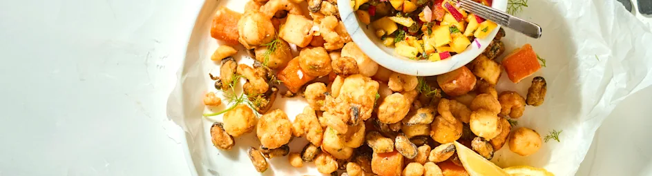 Gefrituurde zeevruchten met perziksalsa