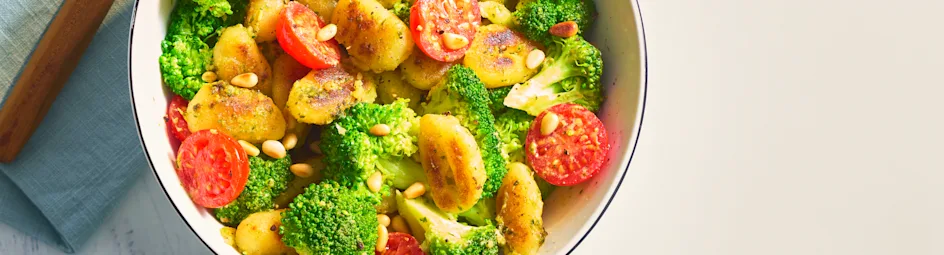 Gebakken gnocchi met pesto en broccoli