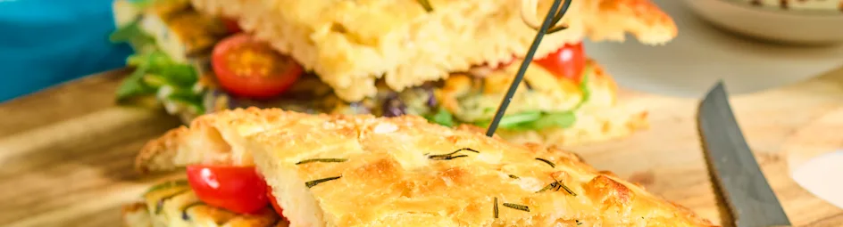 Club focaccia met uien-omelet