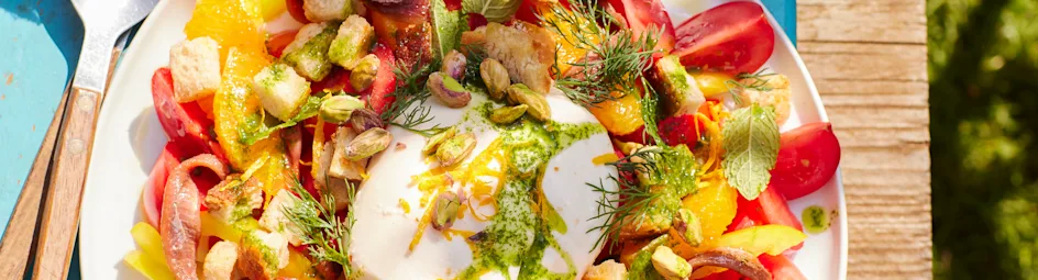 Panzanella met tomaten, ansjovis, kruidenolie, burrata en croutons