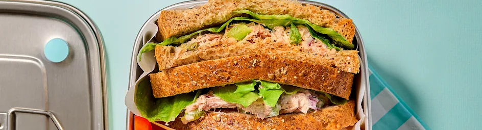 Sandwich tonijnsalade met groene paprika, rode ui en kappertjes