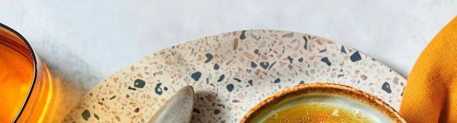 Kippensoep met kruidenolie