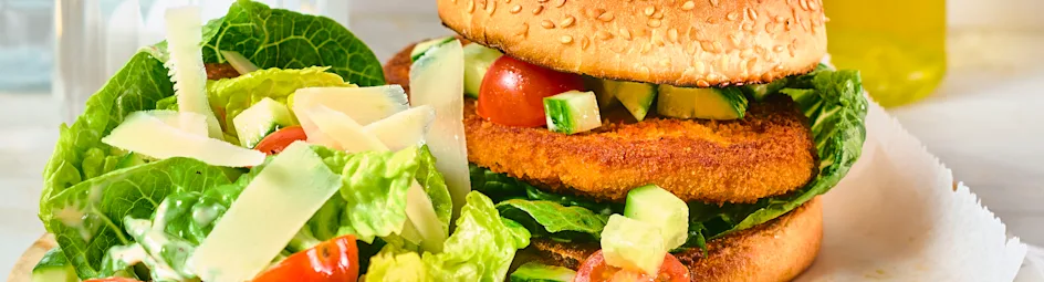 Krokante schnitzelburger met caesarsalade
