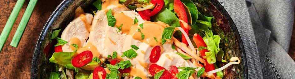 Saladebowl met gepocheerde kip en pinda-limoendressing