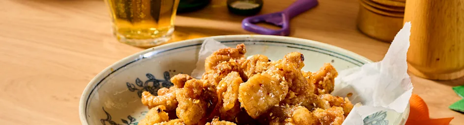 Krokante kip met zoete sojasaus en pinda's